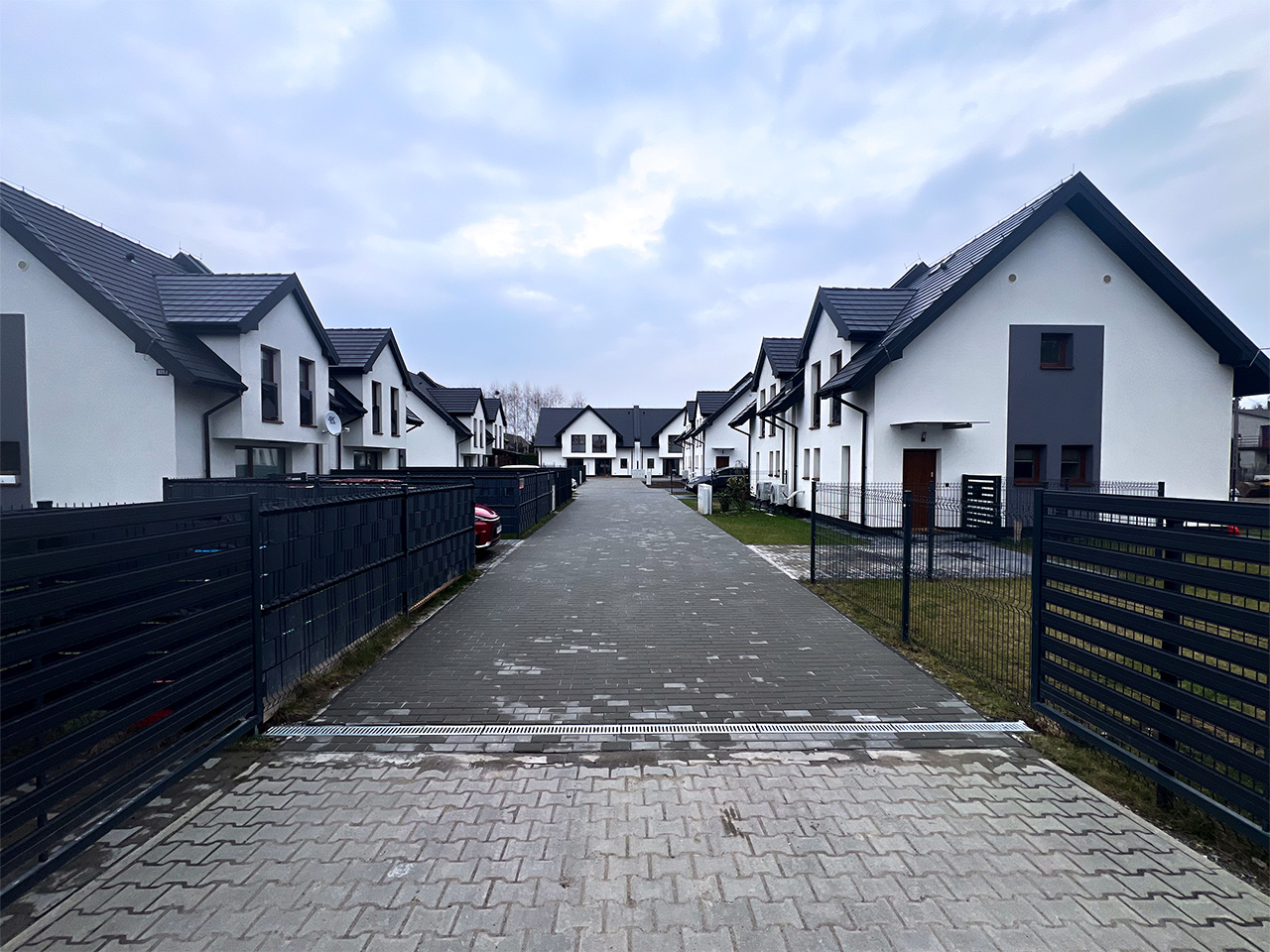 Galeria osiedla Wola Batorska 521 — zdjęcie 1 z 25: domy i otoczenie inwestycji w Woli Batorskiej